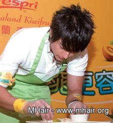 吳尊出席Zespri奇異果活動,彎下身時被拍到未被完整遮蓋的頭皮。