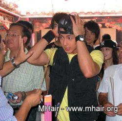 吳尊赴金門宣傳未整理頭髮,入廟寺祭拜時堅持不脫帽。