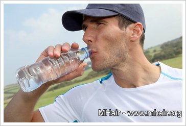 「多喝水」沒事？ 過量恐急性水中毒