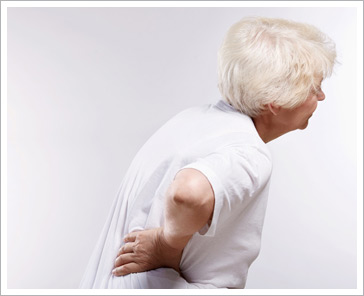 閃到腰? 當心隱藏脊椎壓迫性骨折