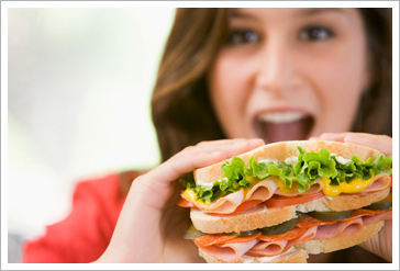 少女暴飲暴食 當心憂鬱症前奏