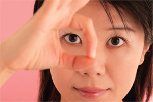 眼白長黑點，要治療嗎？