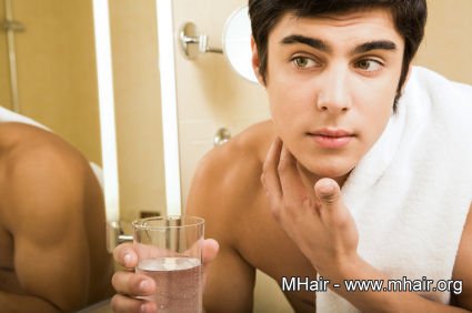 男人夏日避免晒黑的美白技巧